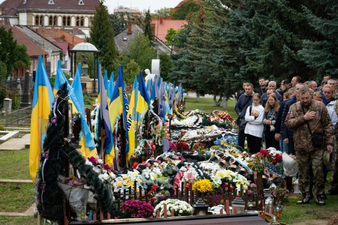 Залишилися дружина і двоє синів: на Закарпатті поховали Героя – 08