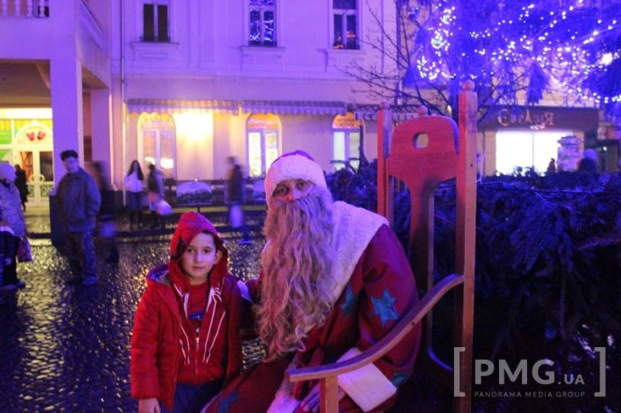 У центрі Мукачева можна зустріти справжнього Діда Мороза – 04