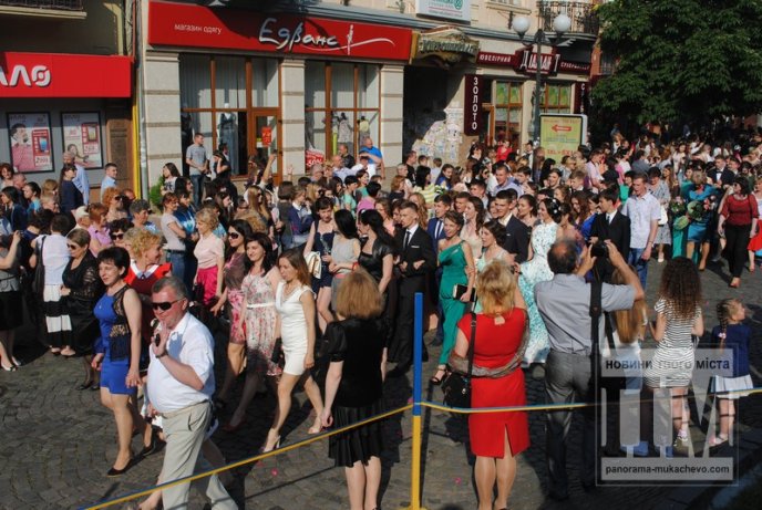 У центрі Мукачева відбувся урочистий парад випускників (ФОТО) – 09