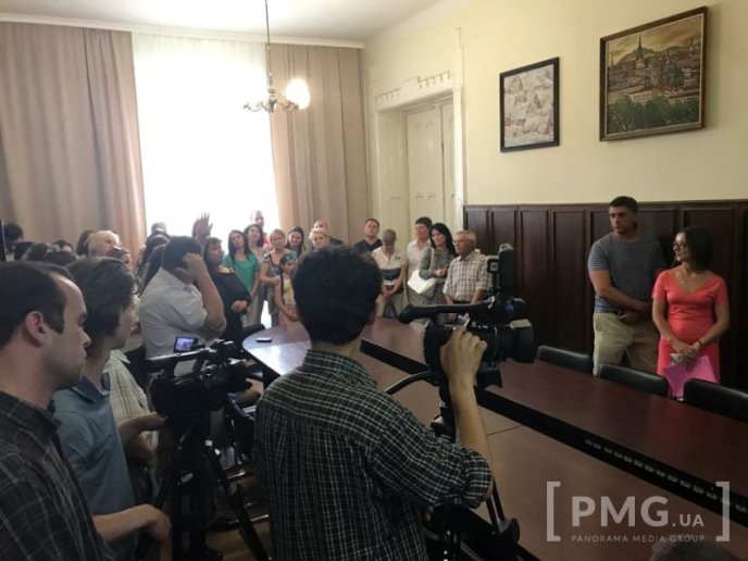 Обурені громадяни прийшли до мера Мукачева на бесіду – 01