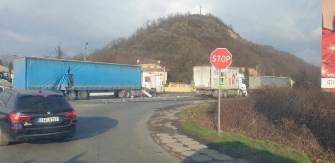 Уламки машин розкидані по дорозі: на виїзді з Мукачева сталась ДТП – 03