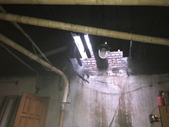 8 вогнеборців гасили пожежу на підприємстві – 04