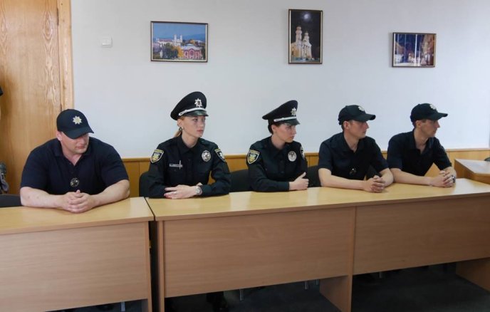 Богдан Андріїв нагородив п’ятьох патрульних поліцейських Ужгорода – 01