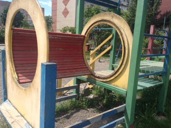 У Хусті після посиденьок вандали залишили купу сміття та зламані конструкції на дитмайданчику – 01