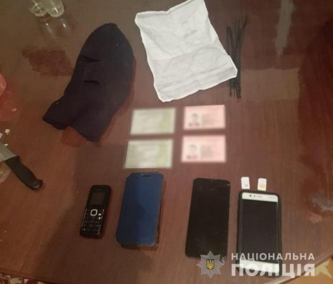 Розбійний напад на Закарпатті: чоловіки з пістолетами в руках увірвались в дім і погрожували вбити дитину – 02