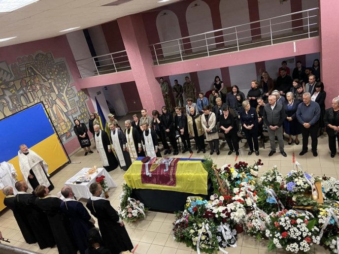 На Закарпатті, стоячи на колінах, проводжали в останню путь Героя – 02