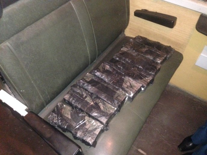 Закарпатські прикордонники в автомобілі та в поїзді виявили контрабандні сигарети – 02