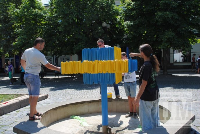 Фонтан у центрі Мукачева став жовто-блакитним (ФОТО) – 07