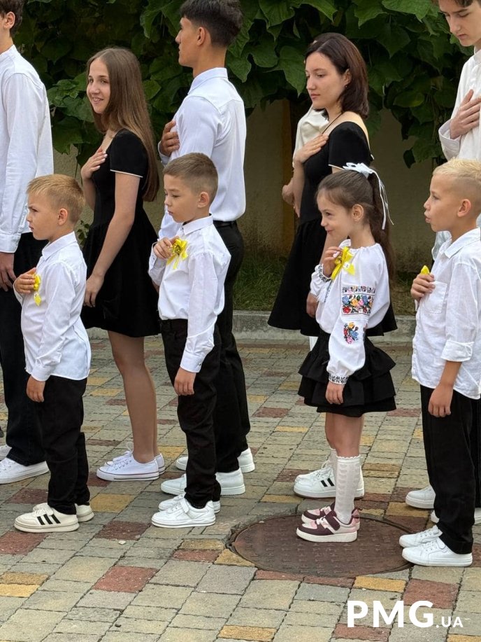 У Мукачівському ліцеї № 5 пролунав перший дзвоник: як пройшло свято – 04 У Мукачівському ліцеї № 5 пролунав перший дзвоник: як пройшло свято – 04