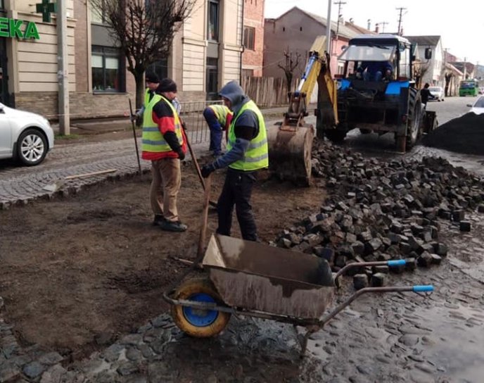 У Мукачеві триває ремонт дорожнього покриття вулиць – 02