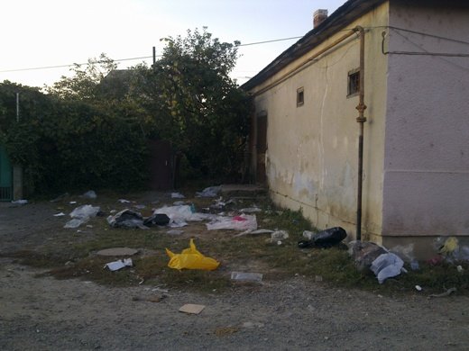 Через циганський базар у Мукачеві прилеглий мікрорайон тоне у смітті (ФОТО) – 06