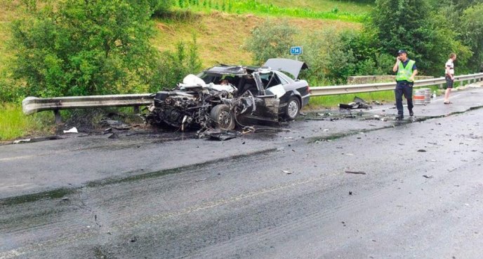 Смертельна ДТП на Свалявщині: на трасі "Київ-Чоп" іномарка "Audi" в’їхала у вантажівку – 01