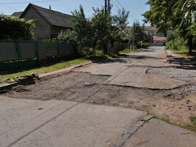 На трьох вулицях Ужгорода проводиться капремонт дорожнього покриття – 05