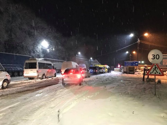 На перевалі через сильний снігопад кількасот автомобілів застягли в заторі  – 02