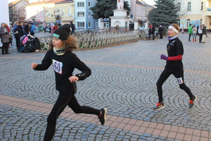 Мукачівці влаштували вулицями міста новорічний забіг – 15