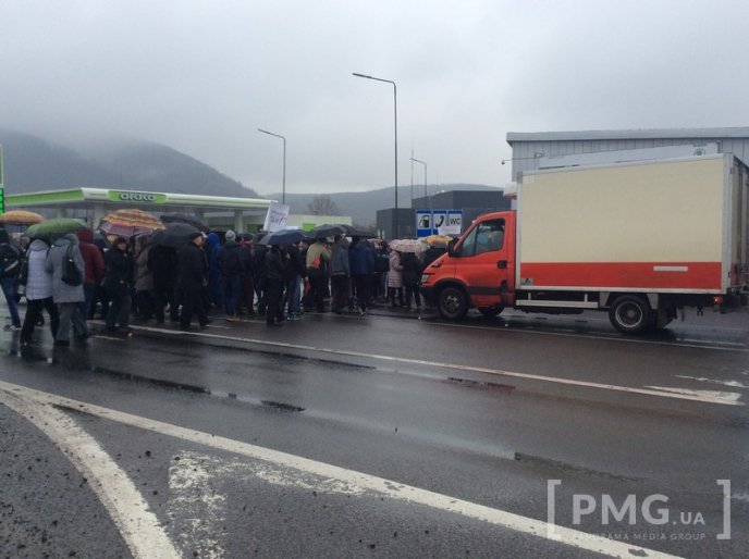 Студенти та викладачі вийшли у Мукачеві на повторний протест: траса перекрита  – 01