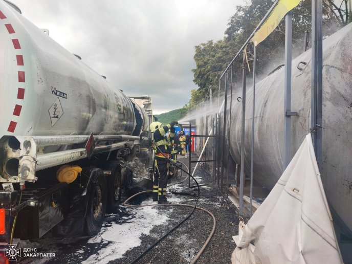 28 вогнеборців гасили пожежу, яка спалахнула на АЗС у Чинадієві – 05