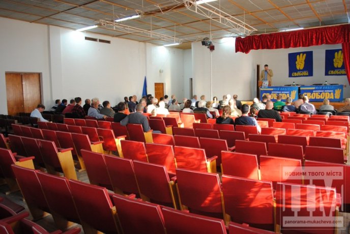 Олег Тягнибок виступає в "Латориці" при напівпорожньому залі (ФОТОРЕПОРТАЖ) – 05