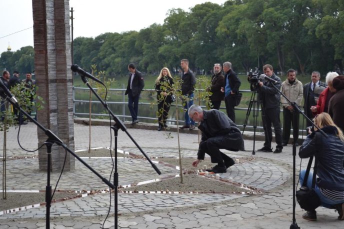В Ужгороді відкрили пам’ятний знак жертвам Голокосту у вигляді шестикутної зірки Давида – 01