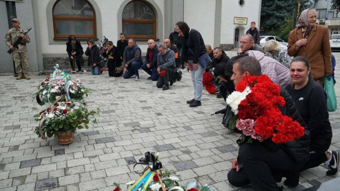 Мукачево попрощалось із захисником, який загинув на війні – 02 Мукачево попрощалось із захисником, який загинув на війні – 02
