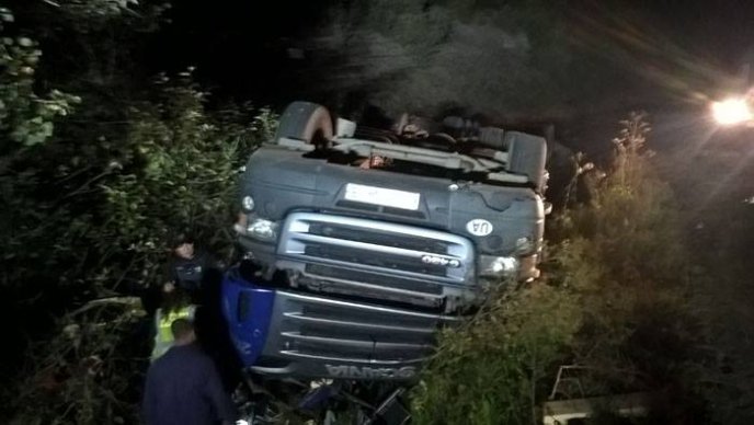 Вантажівка догори колесами, а у водія черепно-мозкова травма: деталі ДТП на Воловеччині – 03