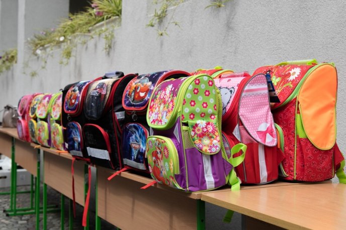 70 ужгородських першокласників отримали наплічники і канцтовари – 03