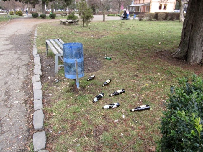 Сквер імені Андрія Кузьменка у Мукачеві: купа пляшок, бруд, поламані лавиці та викрадені смітники – 01