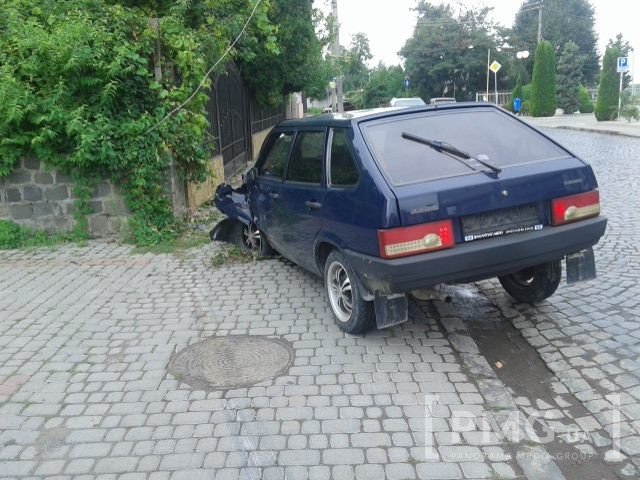 У Мукачеві "дев’ятка" влетіла в огорожу: водій з місця ДТП втік, кинувши розтрощений автомобіль – 04