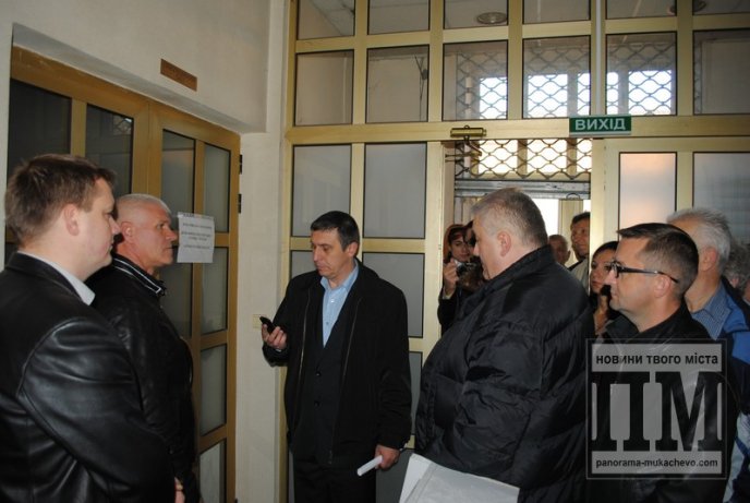 Пікет під Мукачівським міським управлінням Державного казначейства: закриті двері та зниклий керівник (ФОТО,ВІДЕО) – 11 Пікет під Мукачівським міським управлінням Державного казначейства: закриті двері та зниклий керівник (ФОТО,ВІДЕО) – 11
