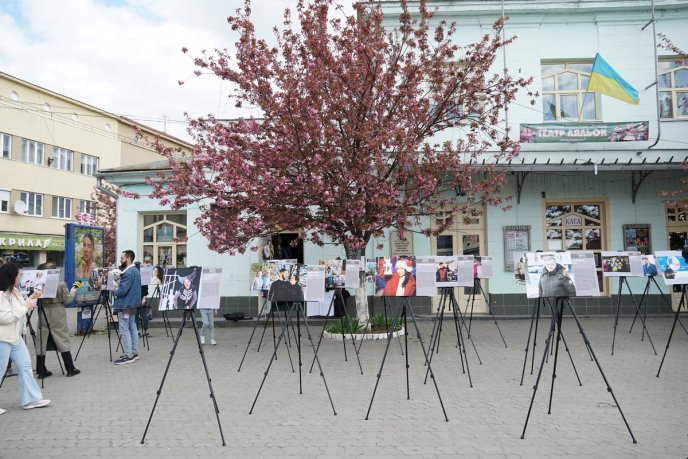 На Театральній площі в Ужгороді відбулась фотовиставка "Переселенці на Закарпатті: життя без стереотипів" – 01