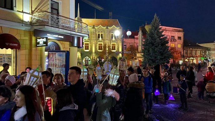 День святого Мартина: у центрі Мукачева відбулась видовищна хода з ліхтариками – 11