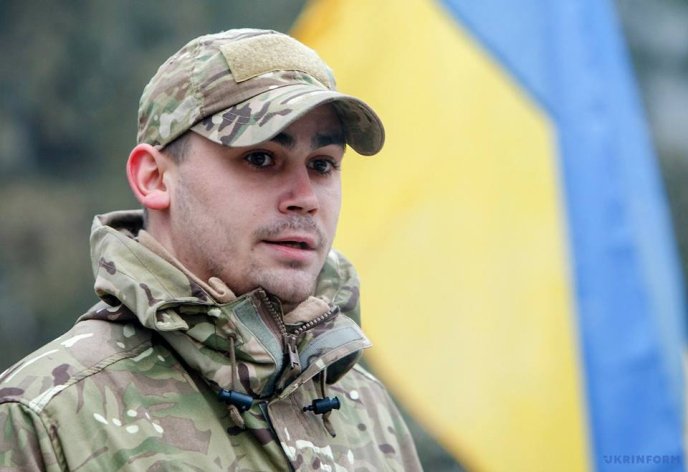 У Нижніх Воротах затримали Тараса Деяка. Алла Хаятова переконує, що через макет зброї, котру він віз на урок – 01 У Нижніх Воротах затримали Тараса Деяка. Алла Хаятова переконує, що через макет зброї, котру він віз на урок – 01