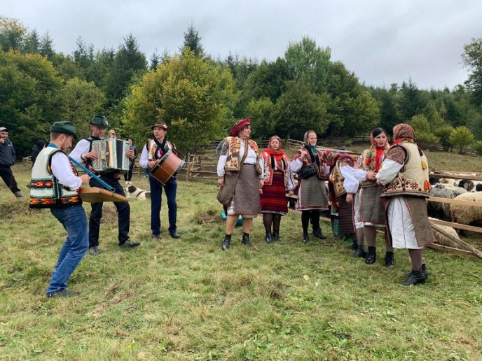 "Випускний" для вівчарів: у гірському селі провели колоритний захід – 05