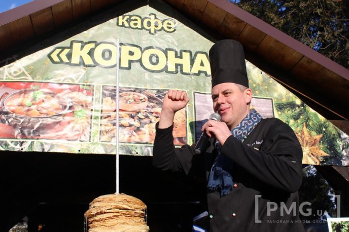 На "Варишській палачінті" у Мукачеві встановили найбільшу вежу з млинців на Закарпатті – 02