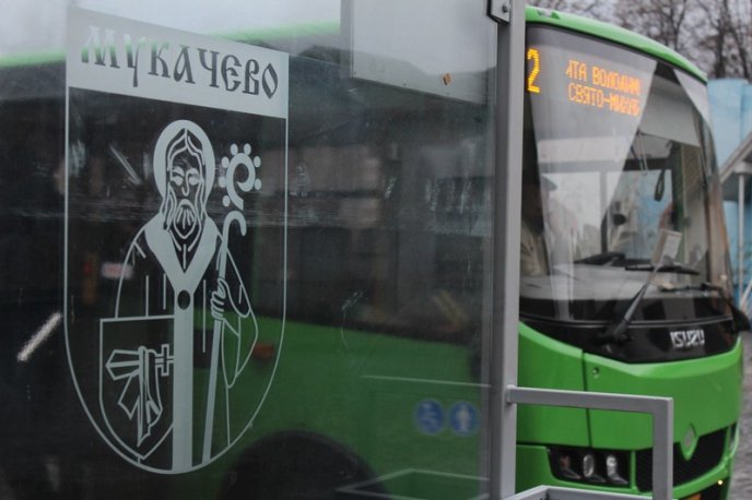 У Мукачеві встановлюють нові зупинки громадського транспорту – 01