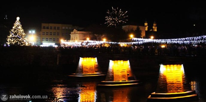 Ужгород зустрів Новий 2019 рік святковими феєрверками  – 01