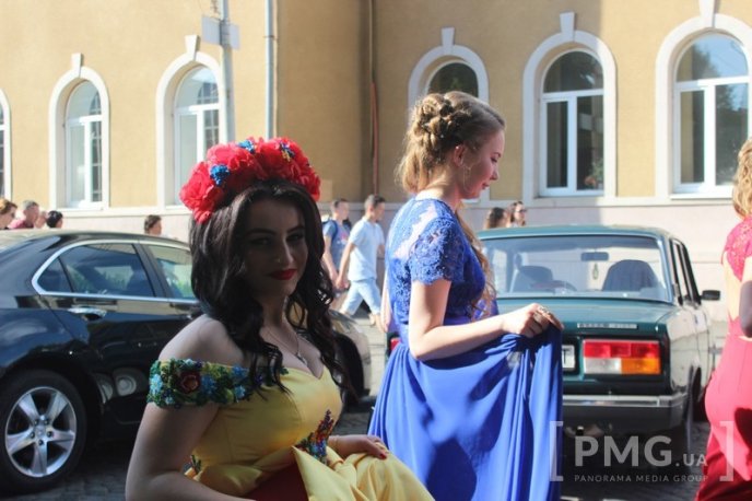 Випускники загальноосвітніх шкіл Мукачева пройшли ходою по місту  – 07