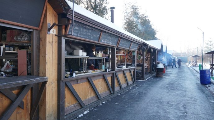 Банош, глінтвейн, бограч, палинка, рулька: чим пригощають на фестивалі "Червене вино 2022" – 01