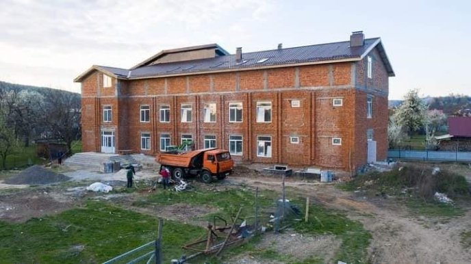 Триває будівництво середньої школи в Тернові та дитячого садка в Нижній Апші – 04