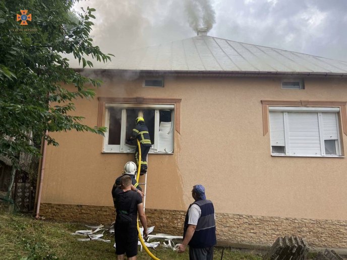 Рятувальники розповіли про пожежу в Хустській громаді – 03