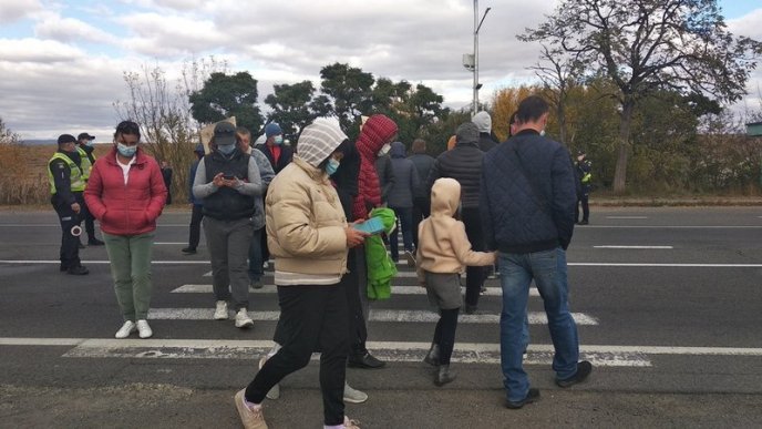 Обурені закарпатці перекривали трасу Київ-Чоп біля села Дубрівка – 01