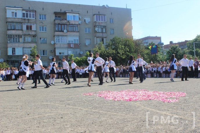 У Мукачівській ЗОШ №11 урочисто відзначили свято останнього дзвоника – 44 У Мукачівській ЗОШ №11 урочисто відзначили свято останнього дзвоника – 44