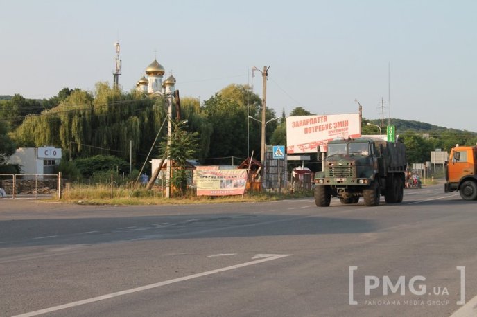 Трасою "Київ-Чоп" у Мукачеві рушили два військових автобуси – 02