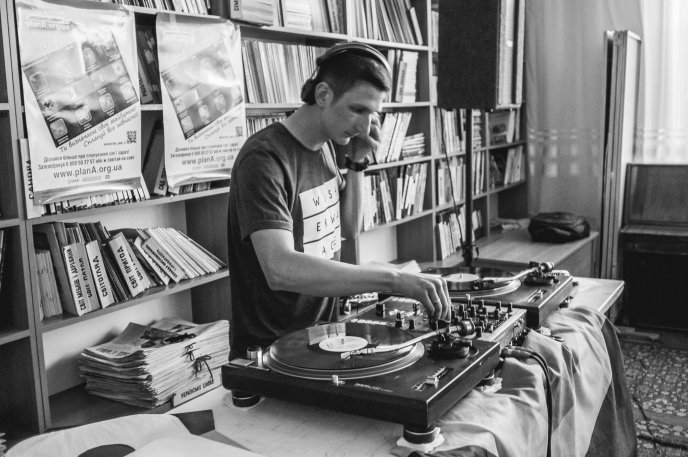 У Закарпатськй обласній бібліотеці ужгородці танцювали під "Круглий звук" – 06