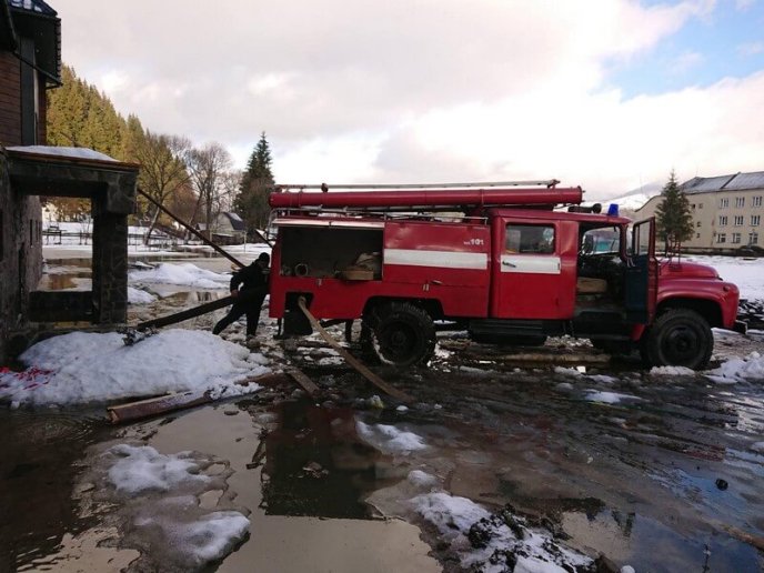 Підтоплені дворогосподарства та села без світла: рятувальники ліквідовують наслідки негоди – 02