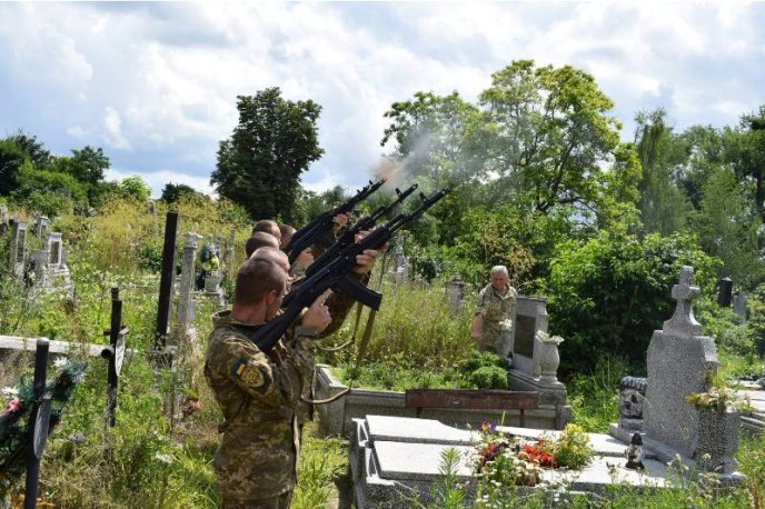 Сила-силенна людей пришли провести в останню путь загиблого у зоні АТО берегівчанина – 06
