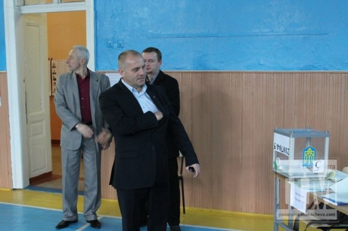 Кандидат від "Партії регіонів" Вячеслав Шутко проголосував на дільниці у ЗОШ №4 (ФОТО) – 01 Кандидат від "Партії регіонів" Вячеслав Шутко проголосував на дільниці у ЗОШ №4 (ФОТО) – 01