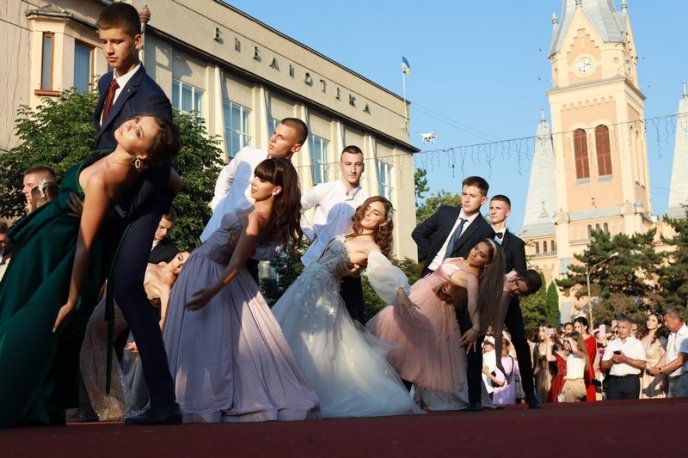 Парад випускників 2021: перші фото зі свята – 01