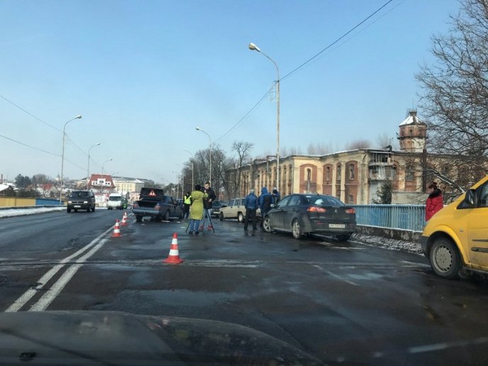 Аварія у Мукачеві: на мосту зіткнулося кілька машин – 07