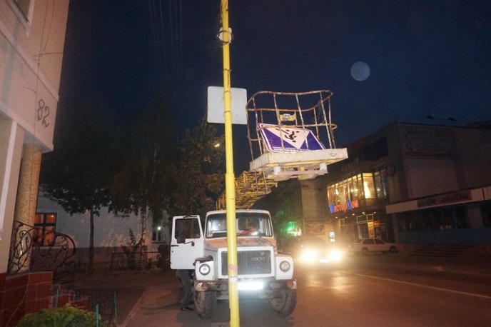 В Ужгороді комунальники демонтували епічний дорожний знак – 02